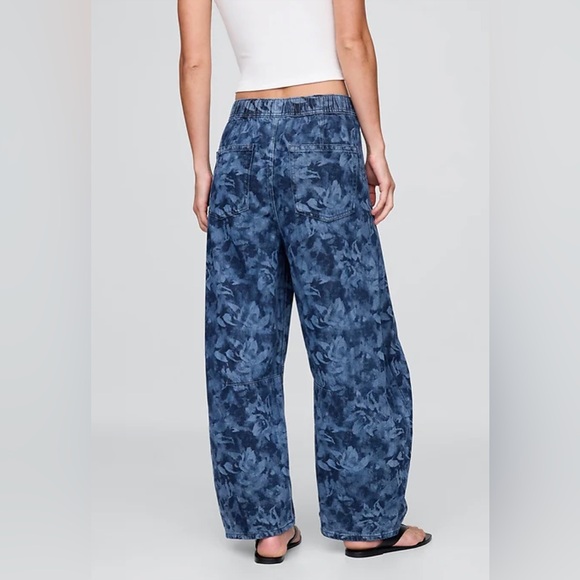 GAP Mid Rise UltraSoft Easy Horseshoe Jeans in Navy Blue Floral (M) - Picture 3 of 8